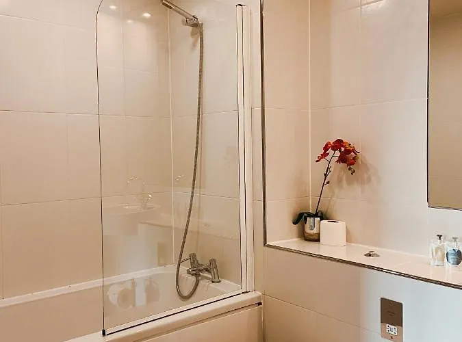 11 Popeshead Court Apartment *