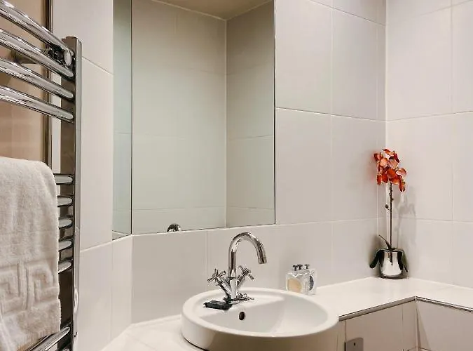 11 Popeshead Court *