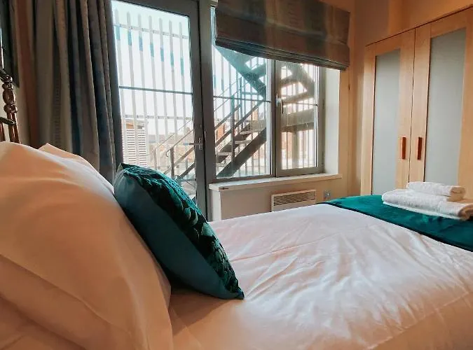 11 Popeshead Court *