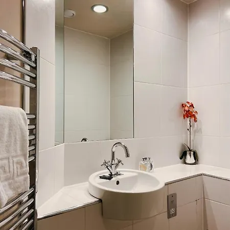 11 Popeshead Court *