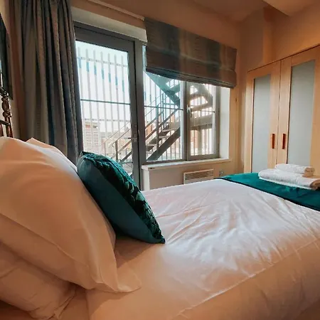 11 Popeshead Court *